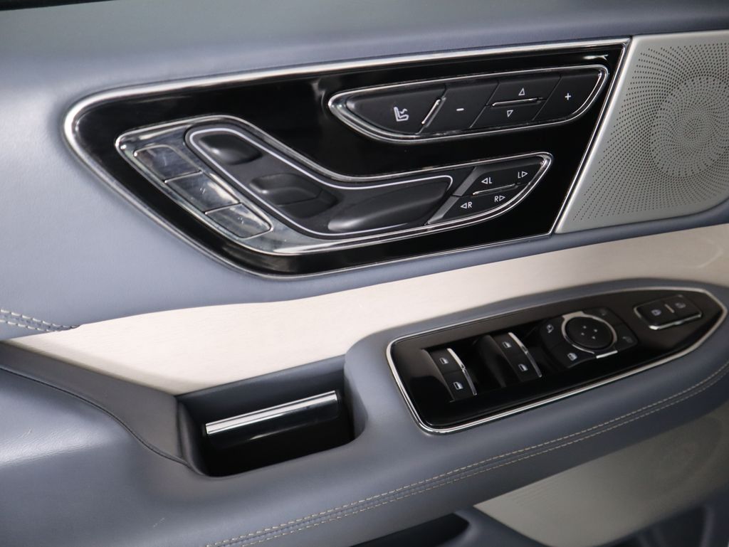 Thumbnail: 2021 Lincoln Navigator L - 24