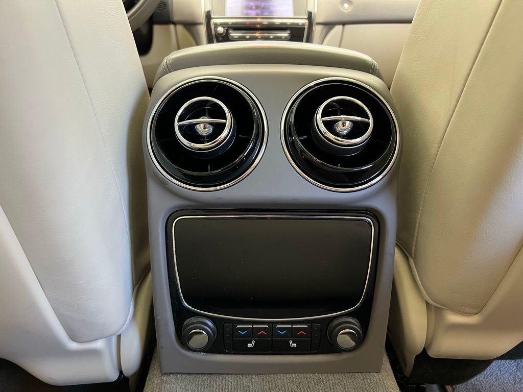 2012 Jaguar XJ Base 9
