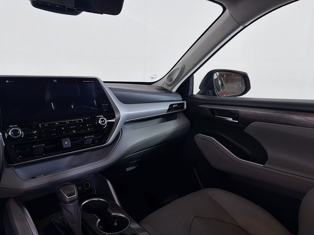 Used 2021 Toyota Highlander SUV