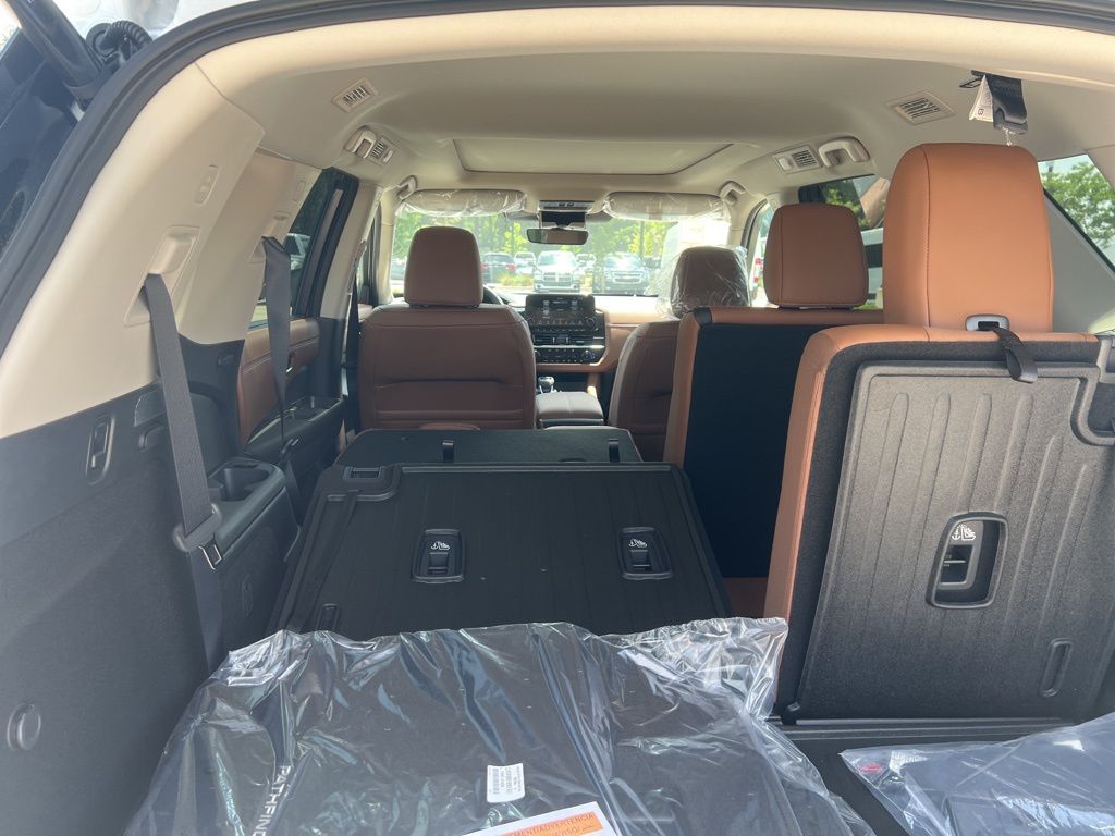 2025 Everest White Pearl Tricoat Nissan Pathfinder Platinum 4X4 SUV