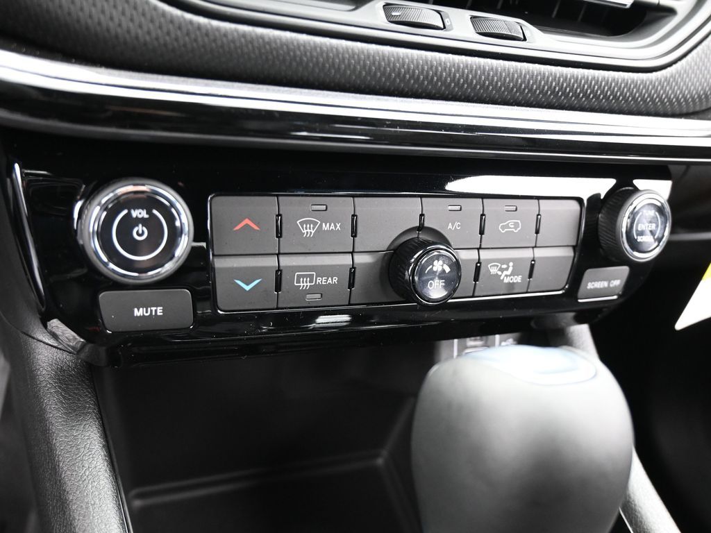 New 2026 Diamond Black Crystal Pearlcoat Jeep Latitude image 17