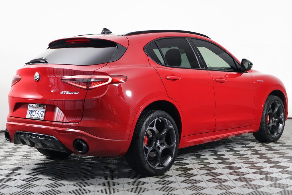 Thumbnail: 2022 Alfa Romeo Stelvio - 4