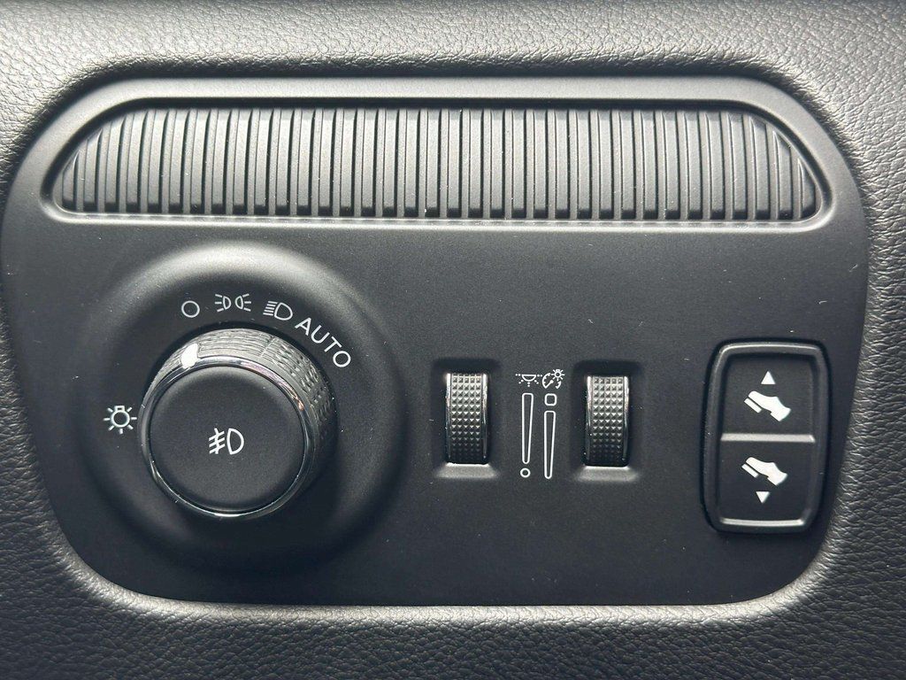 2023 Jeep Wagoneer L Series III - Photo 32