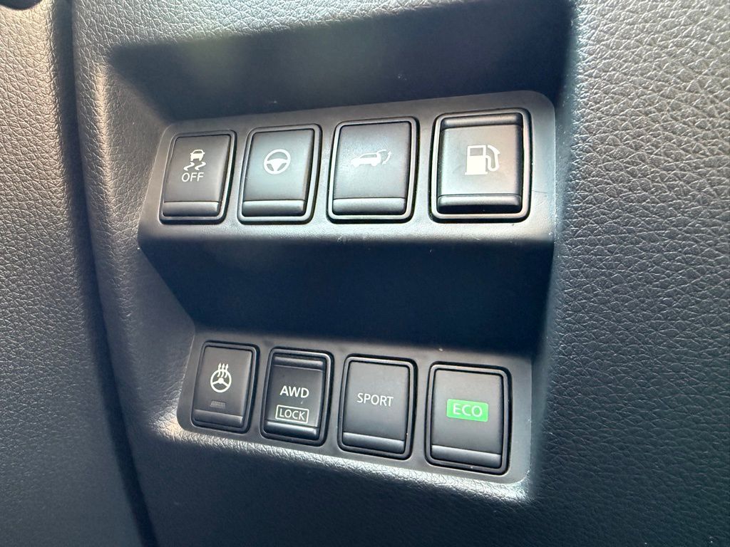 Used 2020 White Nissan SL image 7