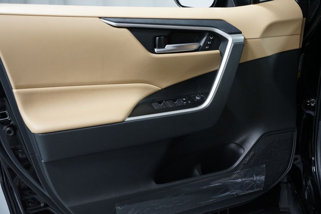 Thumbnail: 2025 Toyota RAV4 - 11
