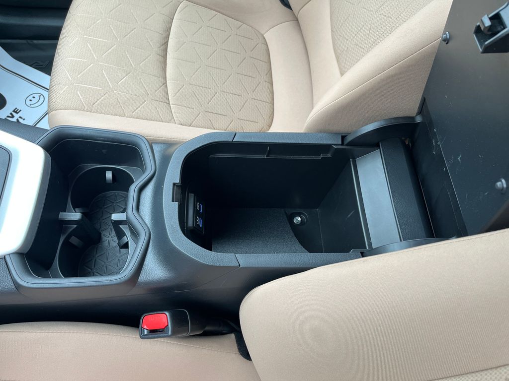 2022 Toyota RAV4 XLE photo