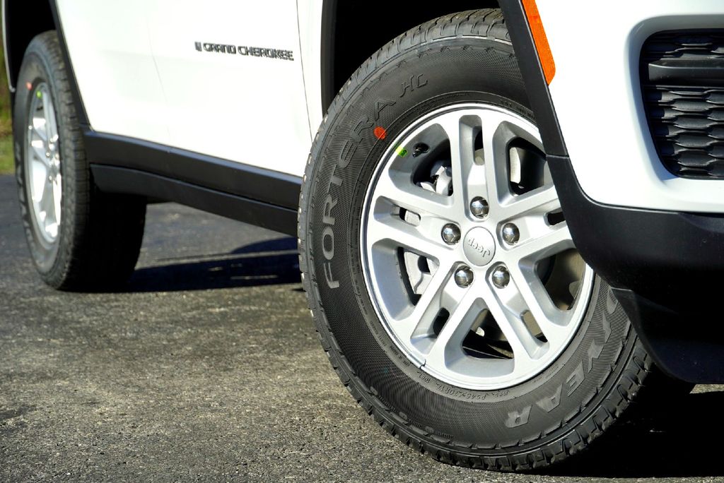 New Car 2025 Jeep Grand Cherokee  Laredo For Sale Under $35,000 In Taylor, Texas