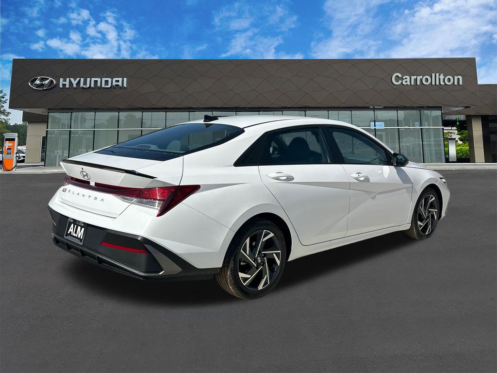 Used 2025 White Hyundai SEL Sport image 5