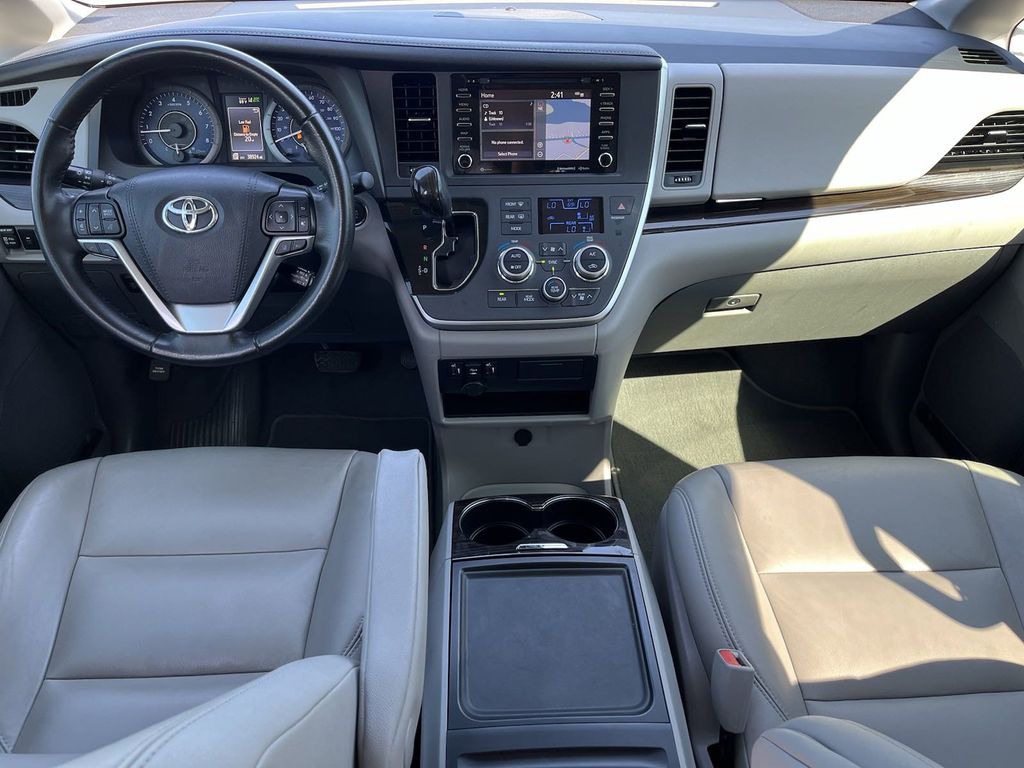 2020 Toyota Sienna XLE 13