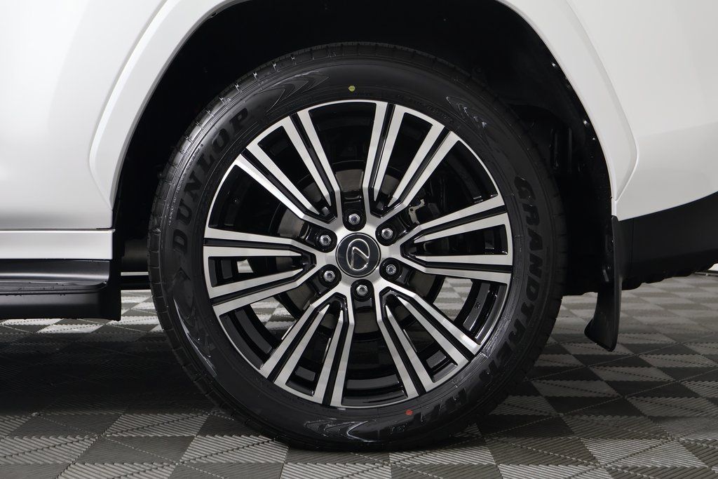 2025 Lexus LX 600 11