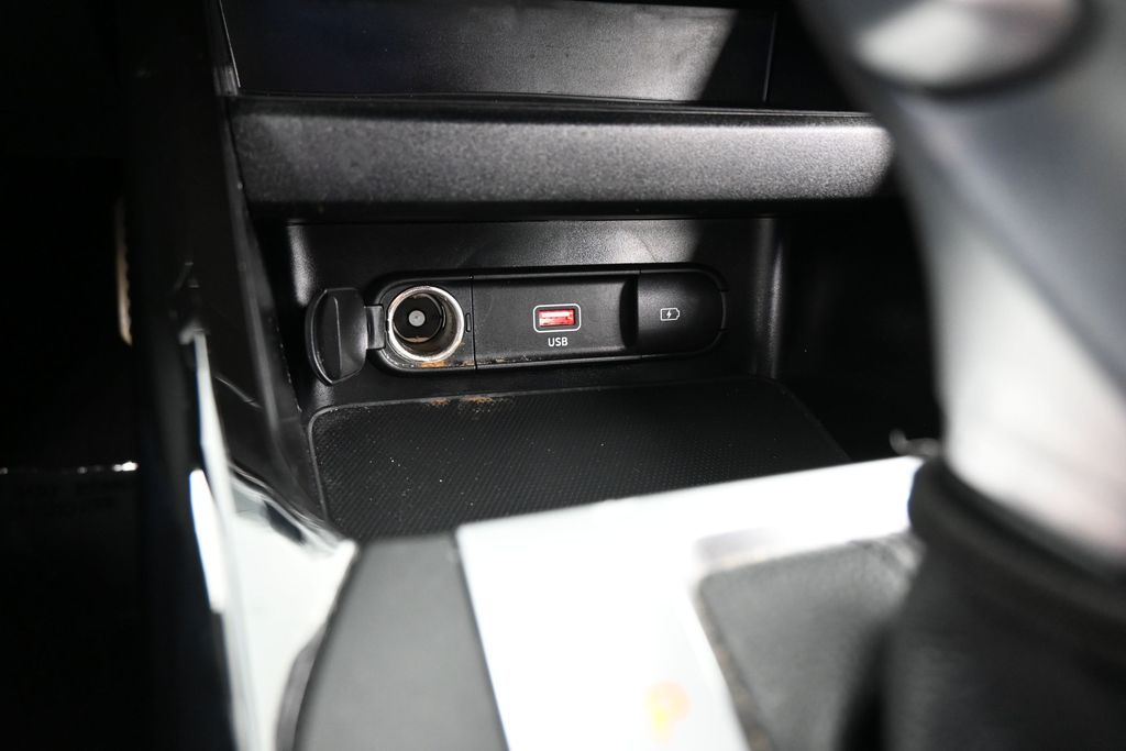 Used 2024 Snow White Pearl Kia GT-Line image 27
