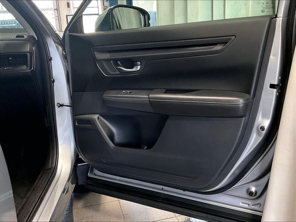 2025 Honda CR-V — photo 11