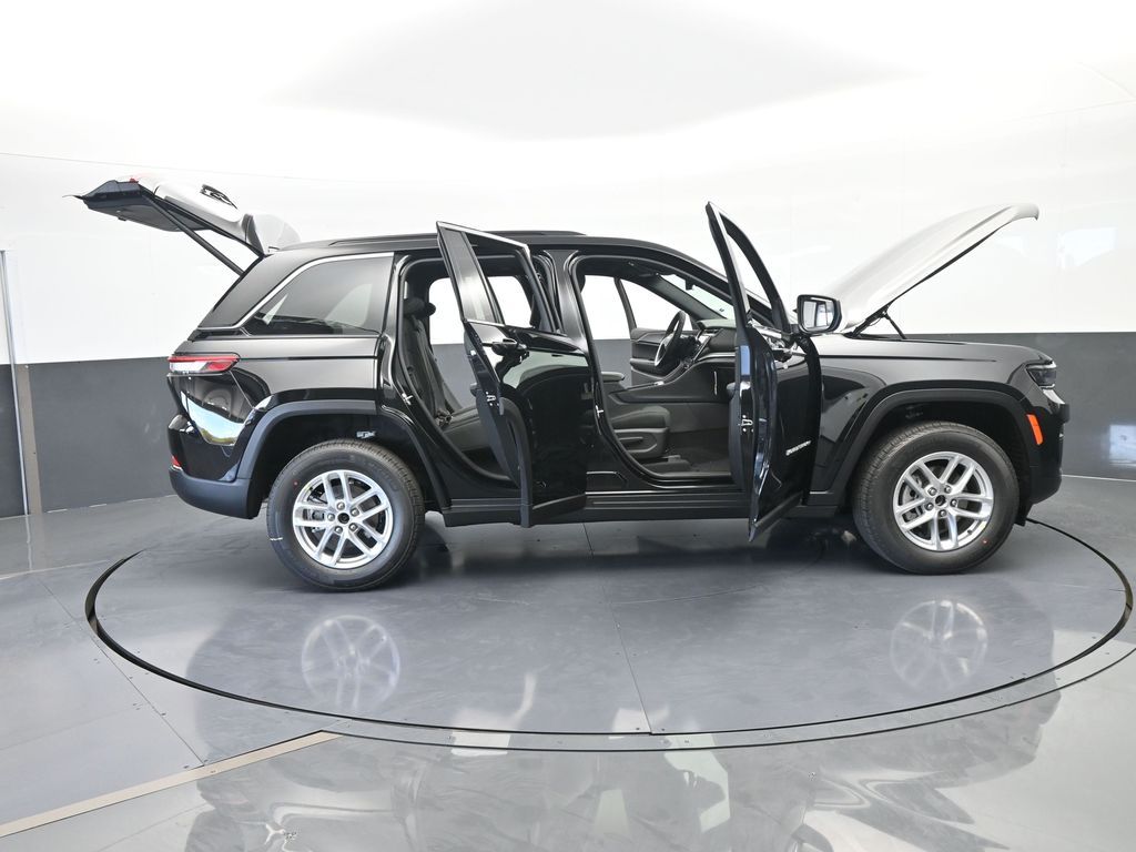 New 2026 Diamond Black Crystal Pearlcoat Jeep Laredo image 66