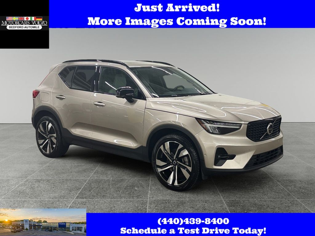 2023 Volvo XC40 B5 Plus Dark Theme AWD