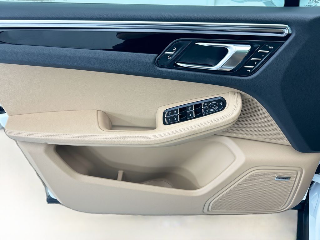 Thumbnail: 2025 Porsche Macan - 24