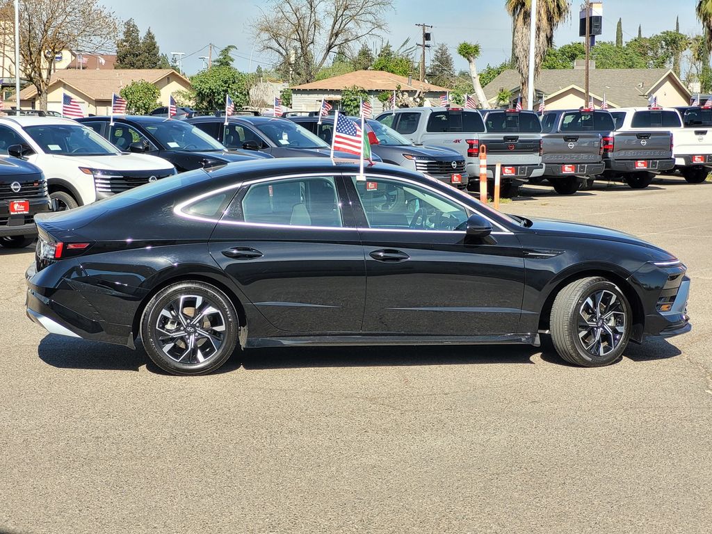 View vehicle photo 4