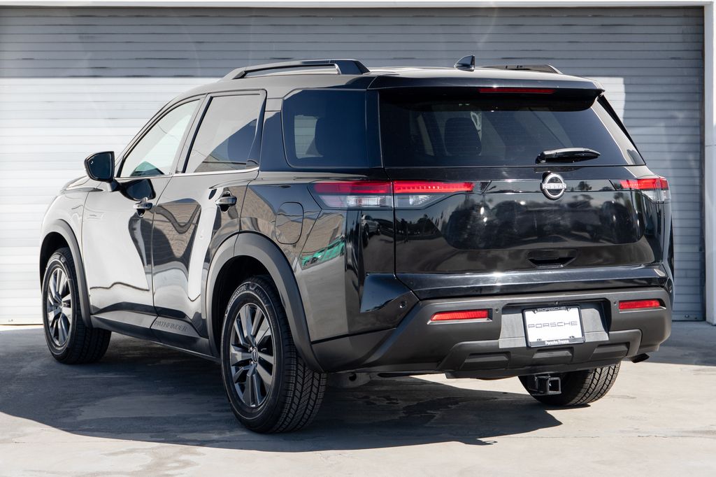 View vehicle photo 7