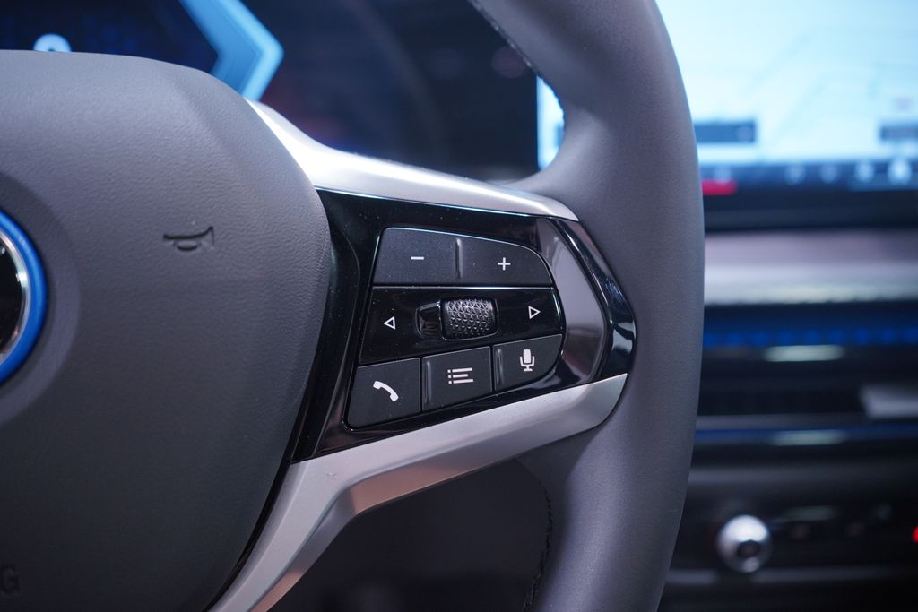 Thumbnail: 2025 BMW i4 - 21