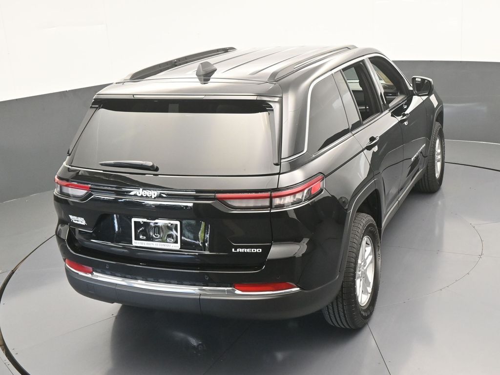 Used 2025 Diamond Black Crystal Pearlcoat Jeep Laredo image 47