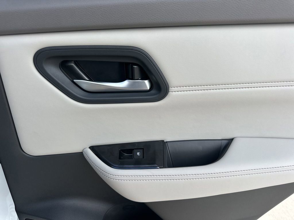 2025 Everest White Pearl Nissan Rogue SV FWD SUV