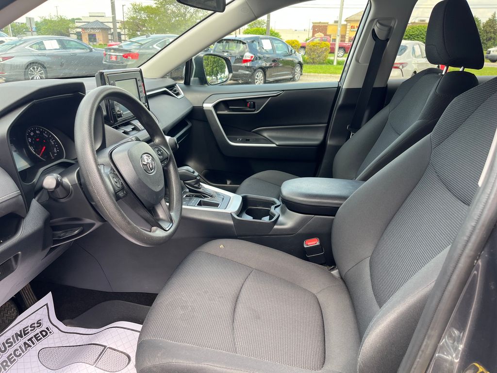 2019 Toyota RAV4 LE photo