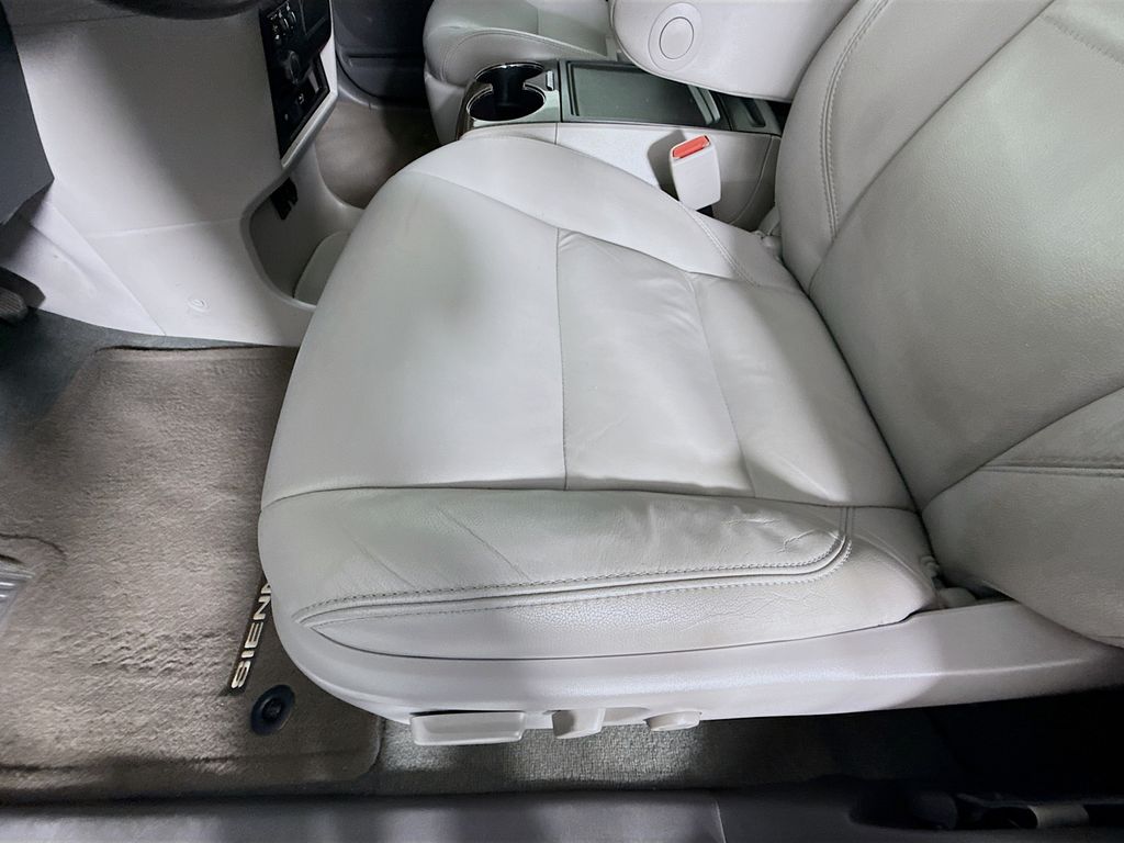 Thumbnail: 2017 Toyota Sienna - 19