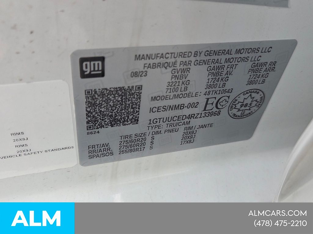 Used 2024 White GMC Elevation image 10