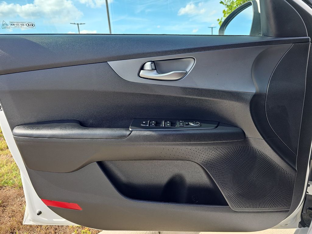 Used 2021 White Kia LXS image 26