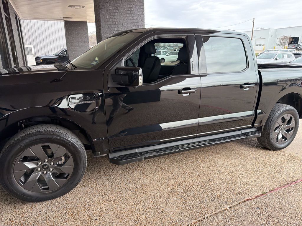 2022 Ford F-150 Lightning Lariat SuperCrew AWD