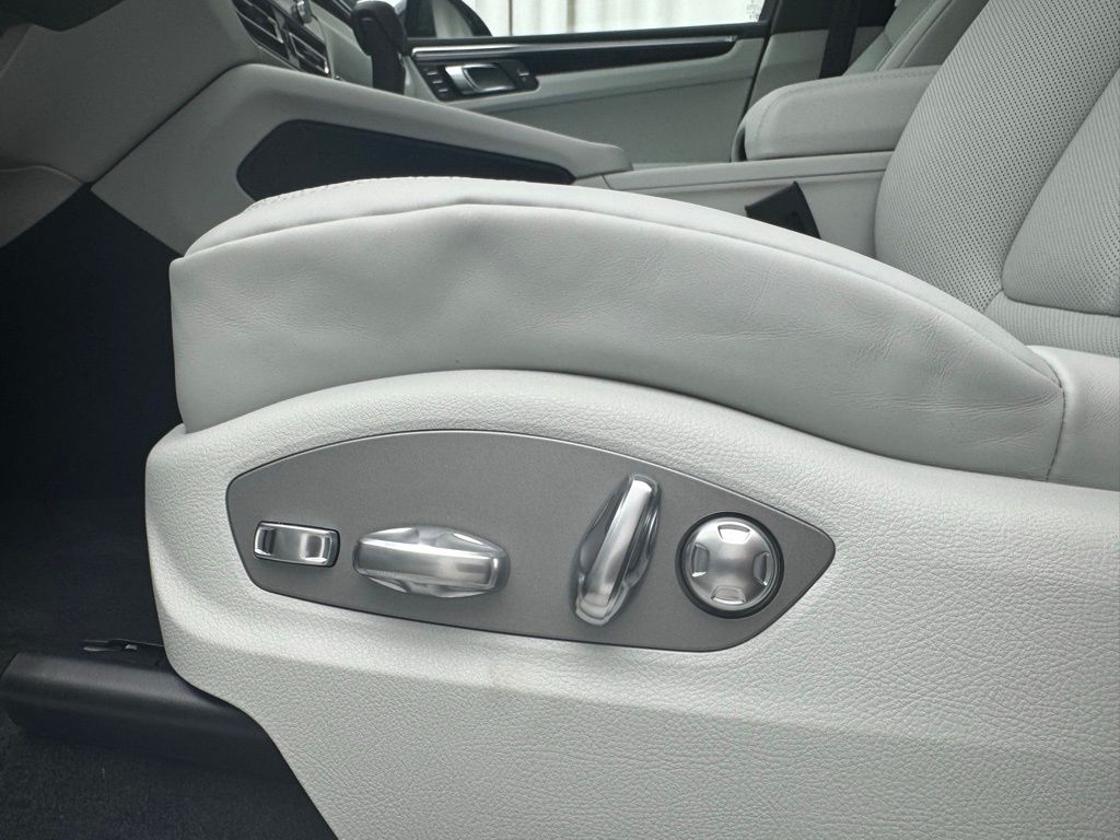 Thumbnail: 2025 Porsche Macan - 30