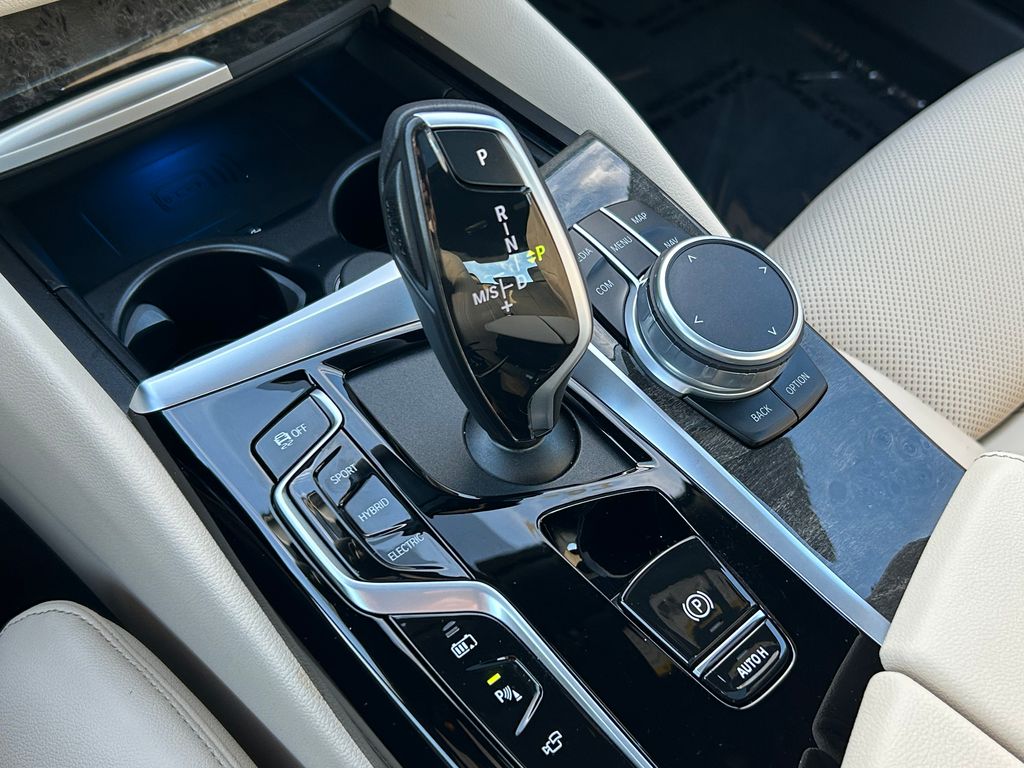 2021 BMW 5 Series 530e iPerformance 28