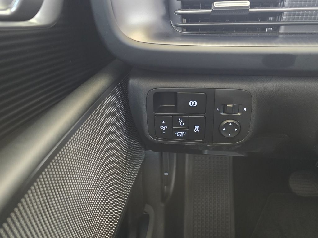 Thumbnail: 2023 Hyundai Ioniq 6 - 21