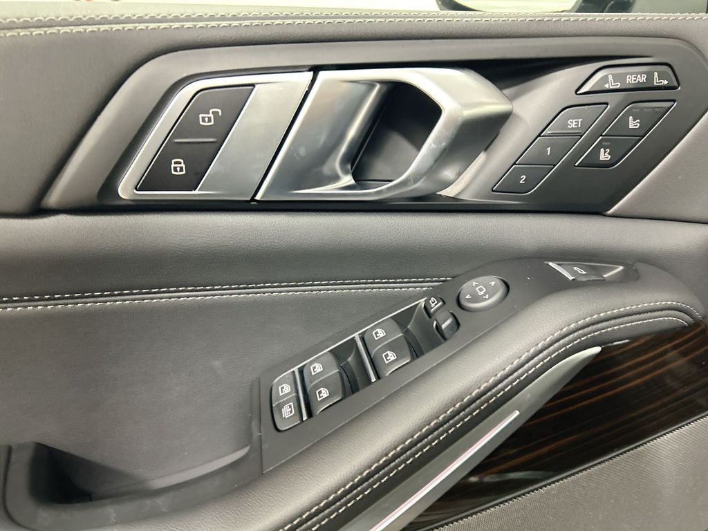 Thumbnail: 2026 BMW X7 - 11