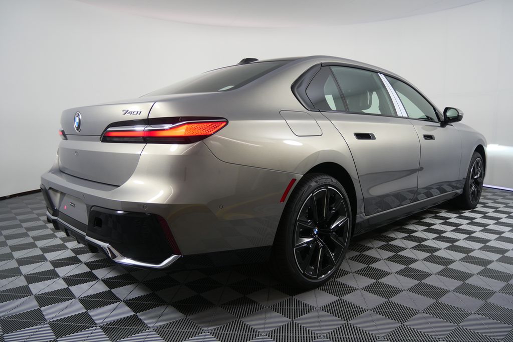 Thumbnail: 2026 BMW 7 Series - 3