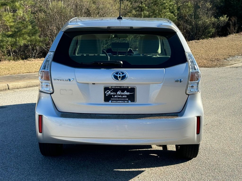 2013 Toyota Prius v Three 11