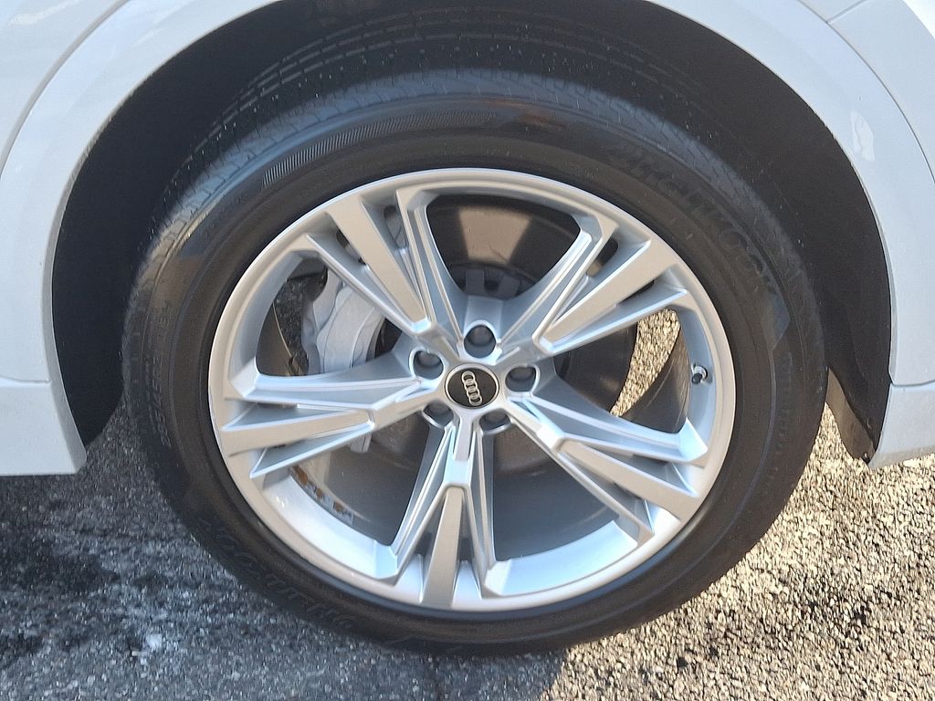 Thumbnail: 2022 Audi Q8 - 8