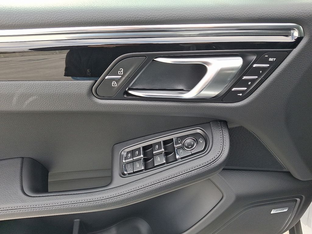 Thumbnail: 2026 Porsche Macan - 15