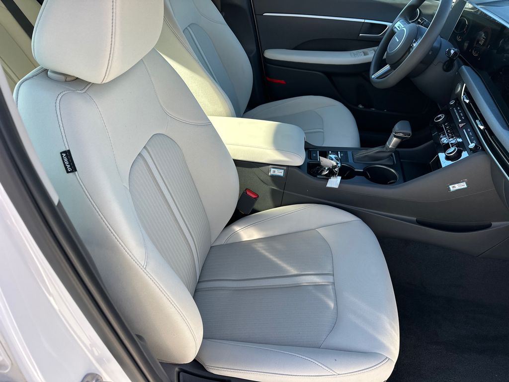 New 2025 White Hyundai SE image 14