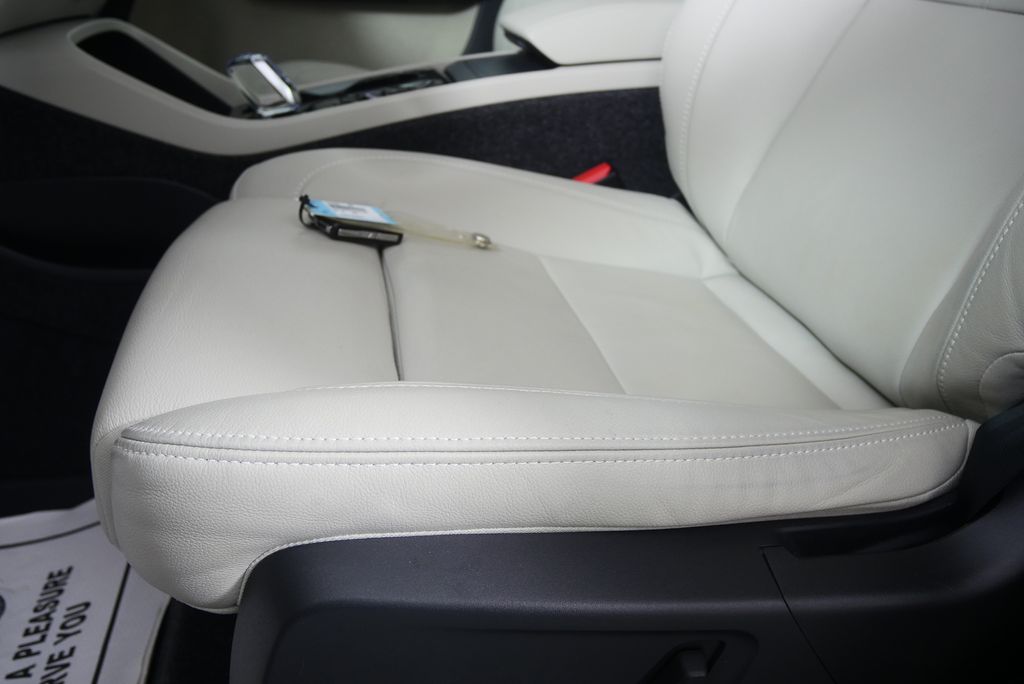 Thumbnail: 2025 Volvo XC40 - 9