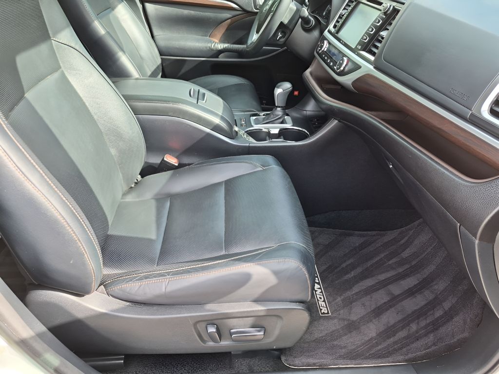 Used 2014  Toyota Limited image 16