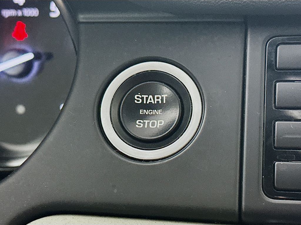 Used 2018 Black Land Rover SE image 27