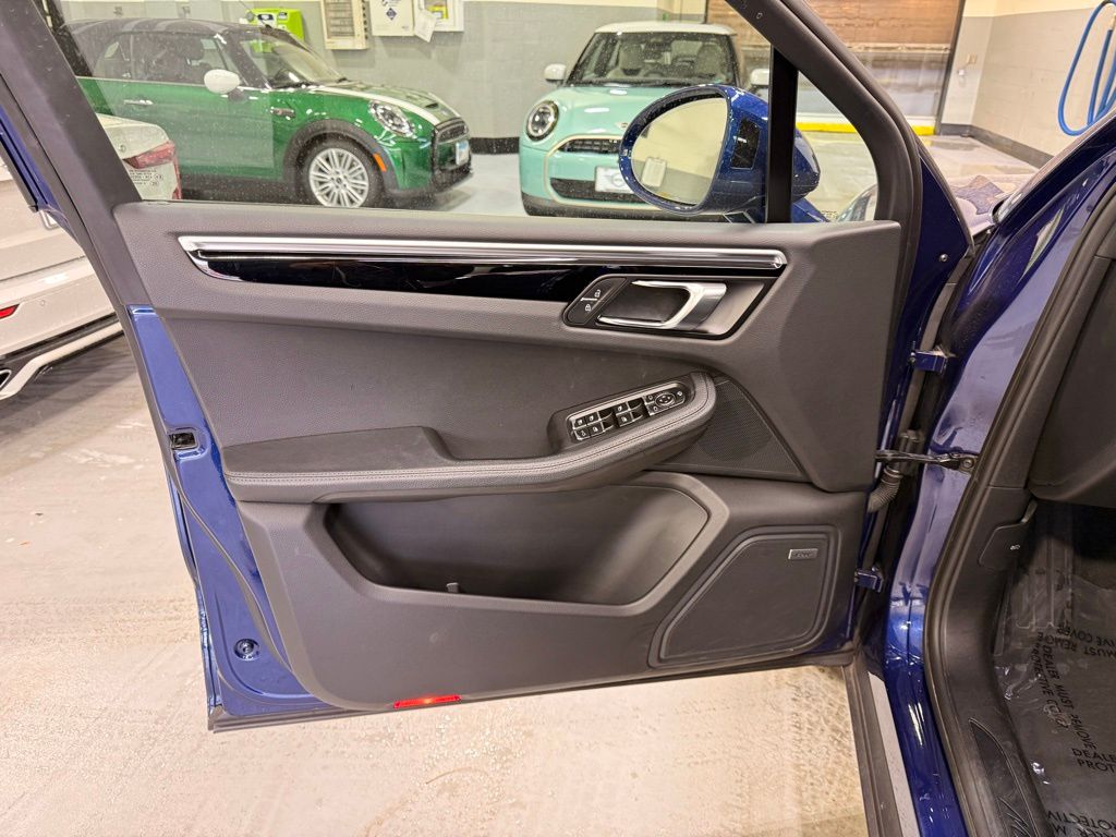 Thumbnail: 2022 Porsche Macan - 10