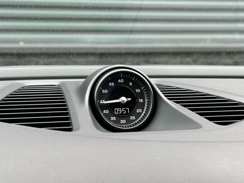 Thumbnail: 2025 Porsche Macan - 30