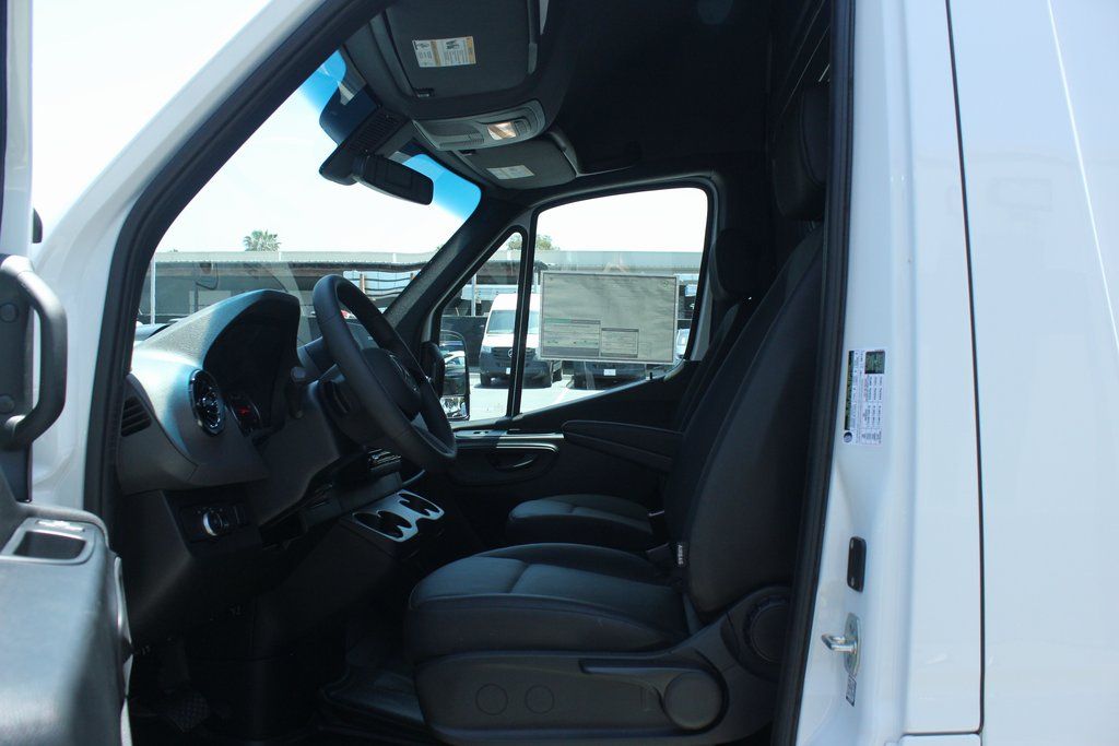 Thumbnail: 2025 Mercedes-Benz Sprinter - 6