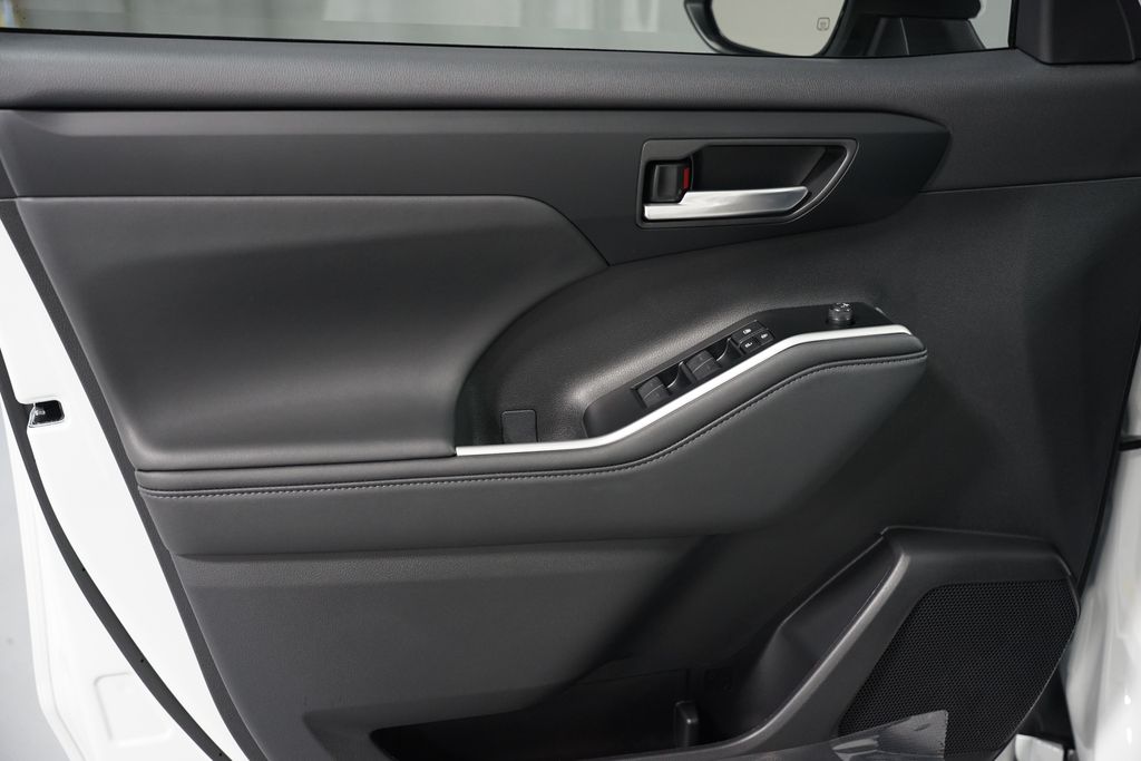 Thumbnail: 2026 Toyota Highlander - 31