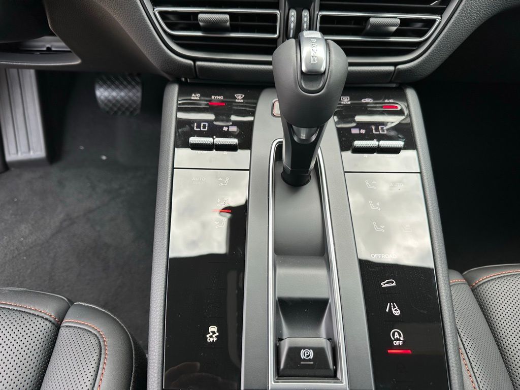 Thumbnail: 2025 Porsche Macan - 21