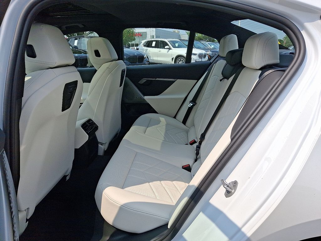 Thumbnail: 2026 BMW 5 Series - 5