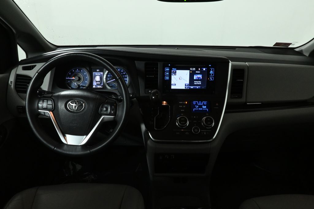 2016 Toyota Sienna XLE Premium 16