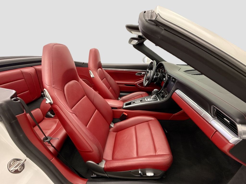 Thumbnail: 2019 Porsche 911 - 16