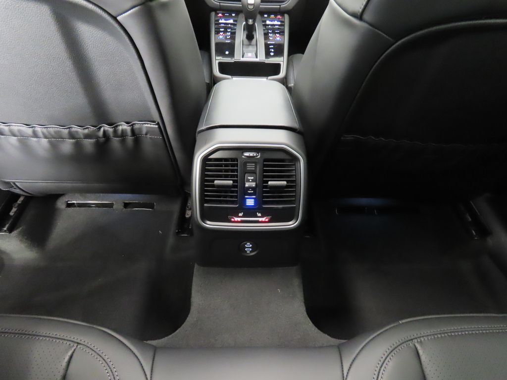 Thumbnail: 2026 Porsche Macan - 32